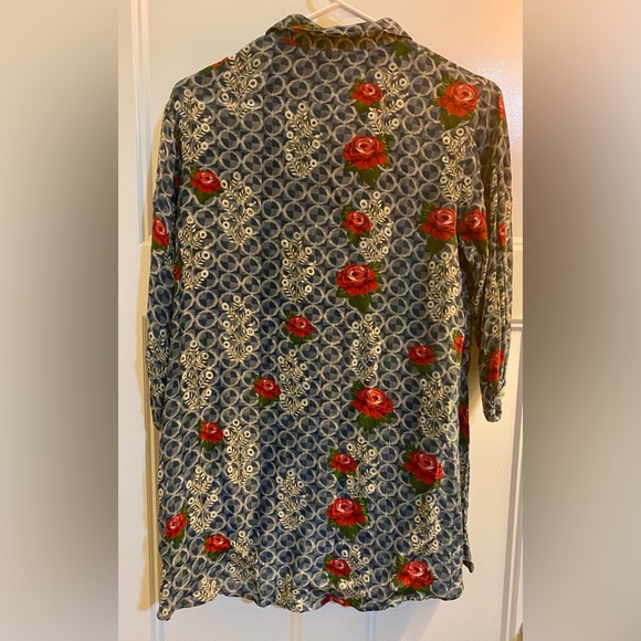 BENARES Lovely blue blouse with red flowers and detail piping. - Picture 2 of 5